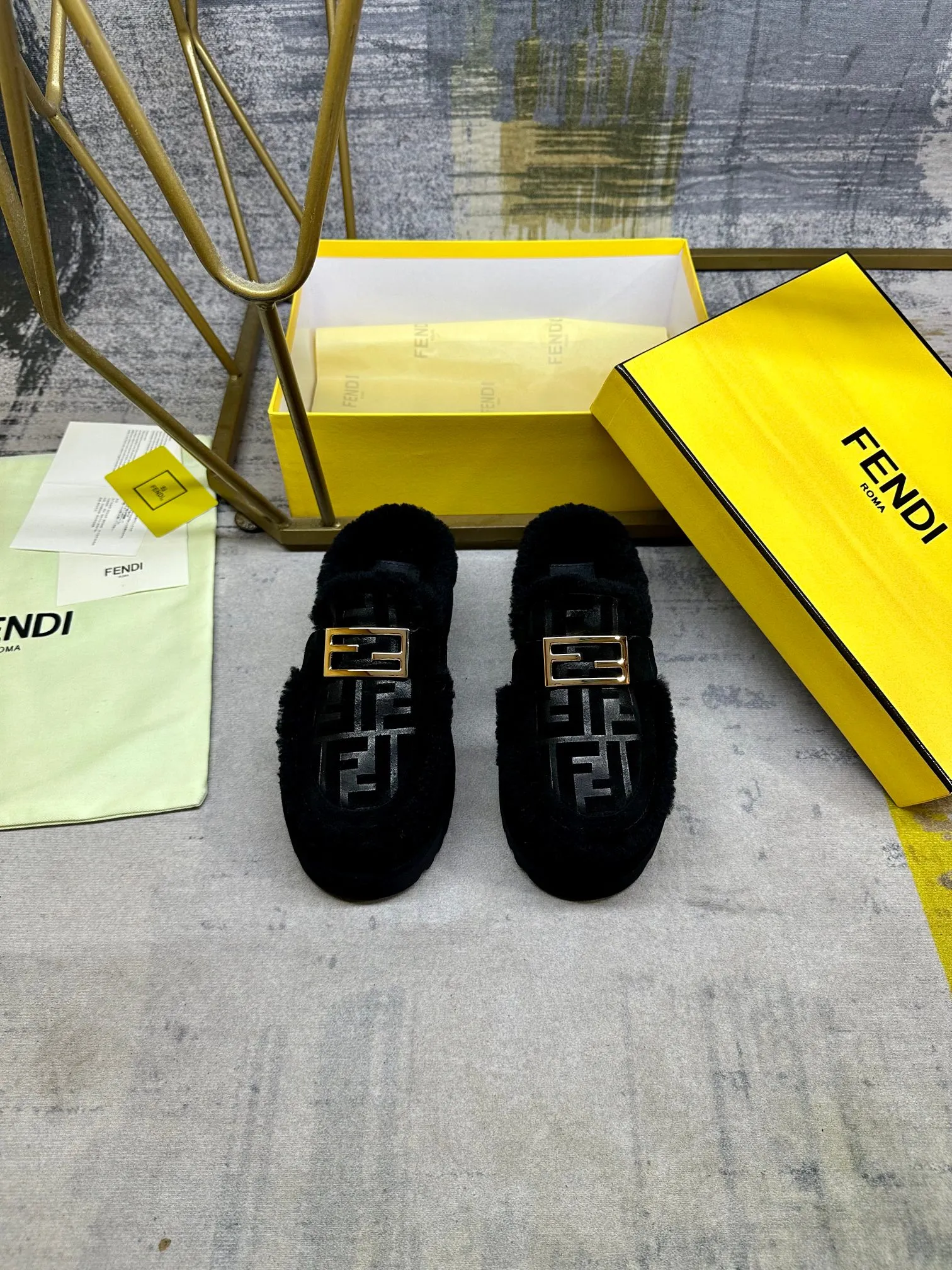 p560🐮🐮FENDI’s latest casual round toe flat half slippers. Made of black suede material and decorated with a tonal embossed FF pattern. Tonal shearling lining and trim. Decorated with Baguette hardware in gold-finish metal. Thick black non-slip sole with contrasting inlay and FENDI lettering on the heel. Women’s sizes 35-40, men’s sizes 39-45